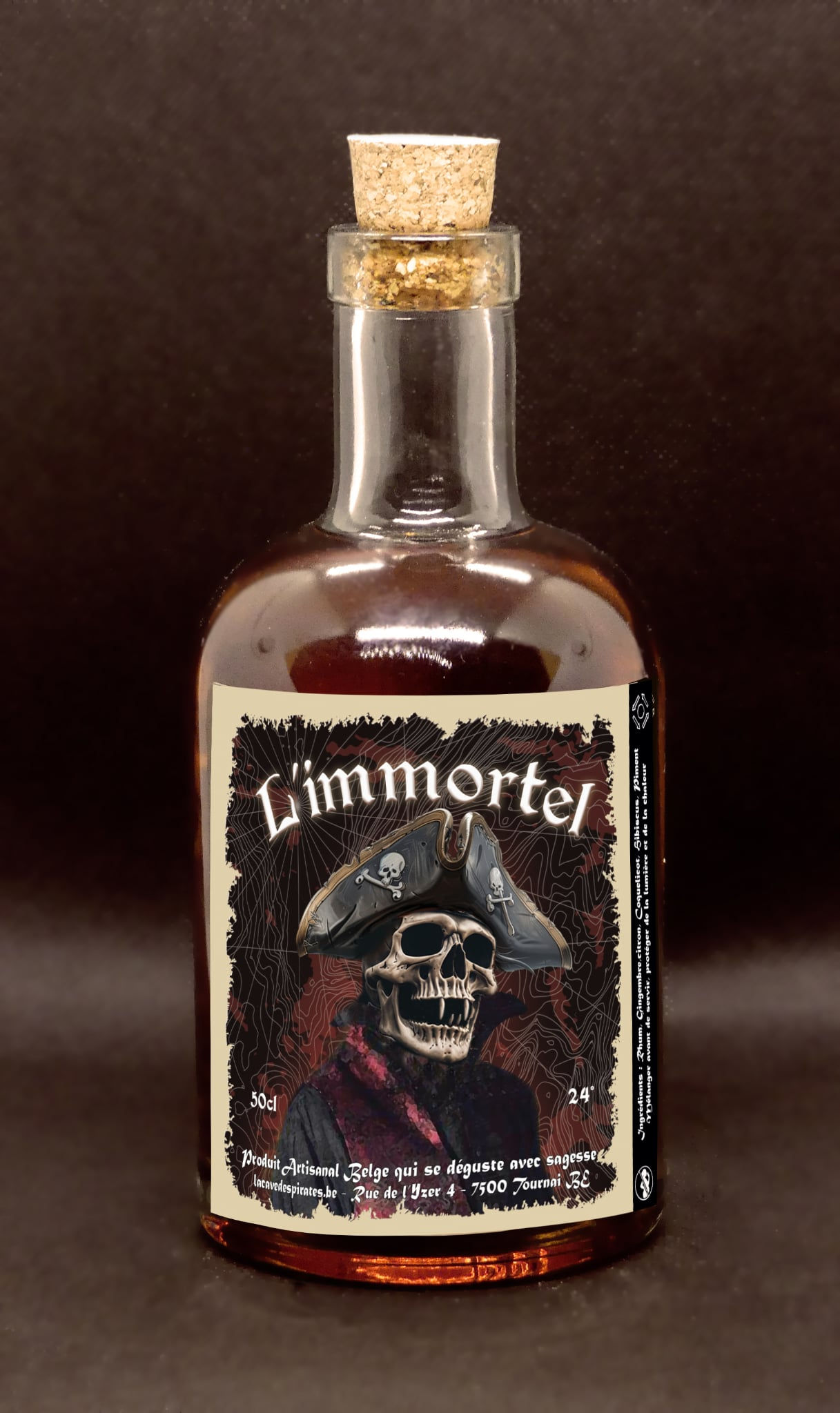 Bouteille de liqueur Immortel, avec un crâne de pirate, arrière-plan sombre, bouchon en liège.