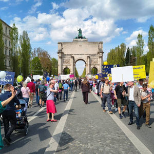 Marsch fürs Leben 2026, fröhliche Teilnehmer vor dem Siegestor in München