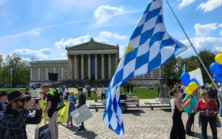 Bayrische Flagge auf dem Königsplatz in München