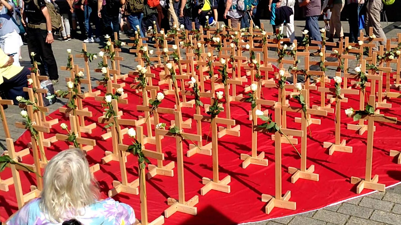 Abtreibung, 104.000 Abtreibungen im Jahr 2022, Marsch für das Leben 2023 Berlin, Gedenkfeld Herz Gedenken Erinnerung, Momorial, ProLife, Pro-Life, Germany, Deutschland