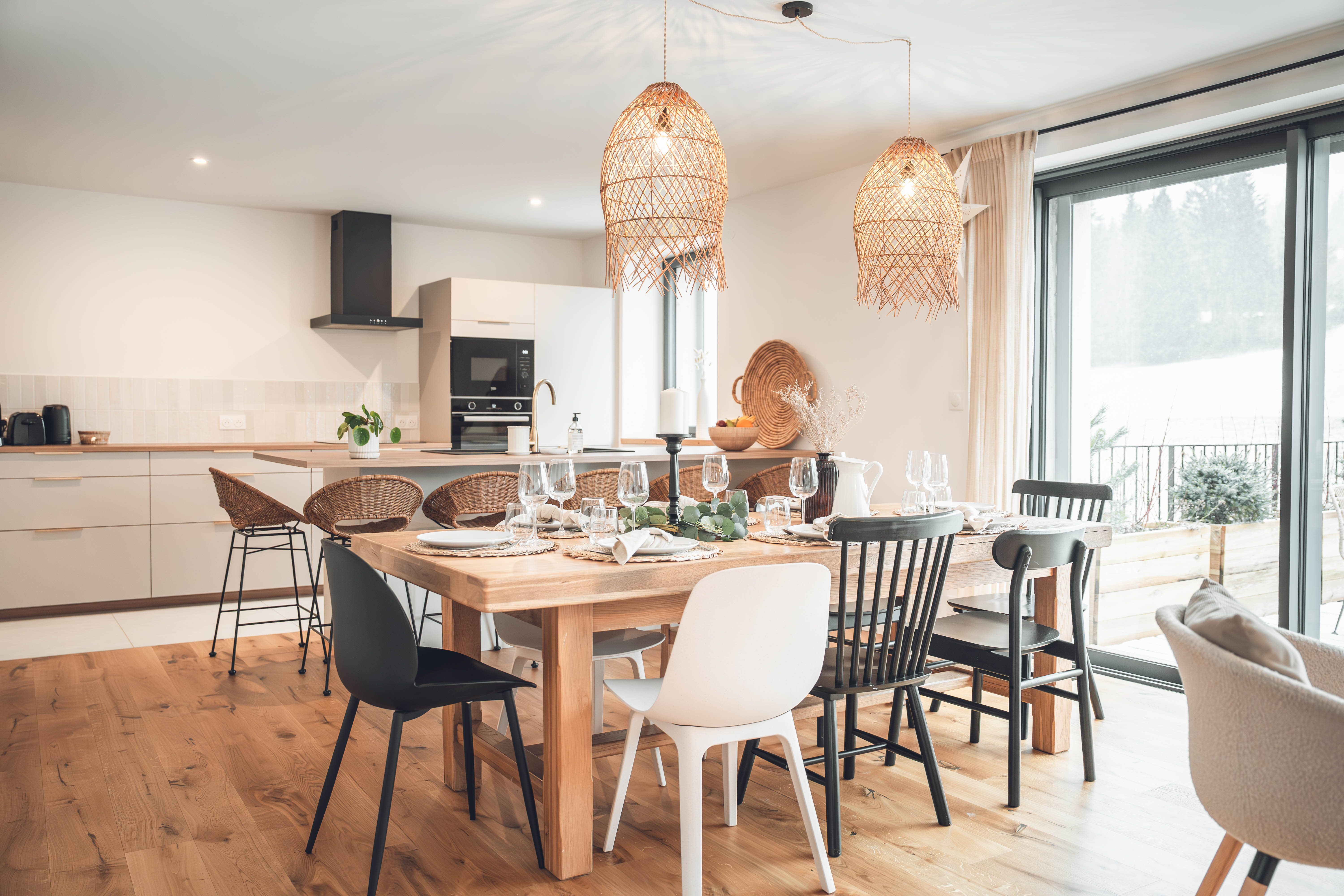 Cuisine ouverte et grande table dressée du gîte Le Singulier pour un séjour en groupe