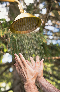 Douche extérieure en pleine nature dans l'espace bien-être du Domaine des Frênes dans le Jura