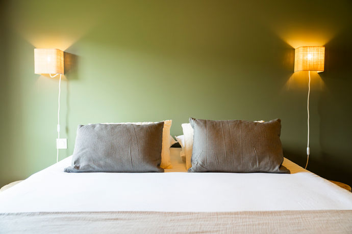 Grande chambre avec lit double confortable dans le gîte Le Paisible pour 8 personnes dans le Jura