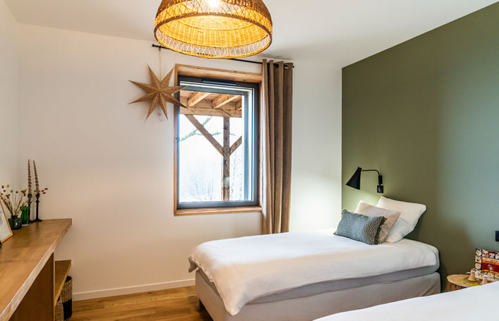 Chambre avec lits simples du gîte Le Refuge – gîte familial dans le Jura