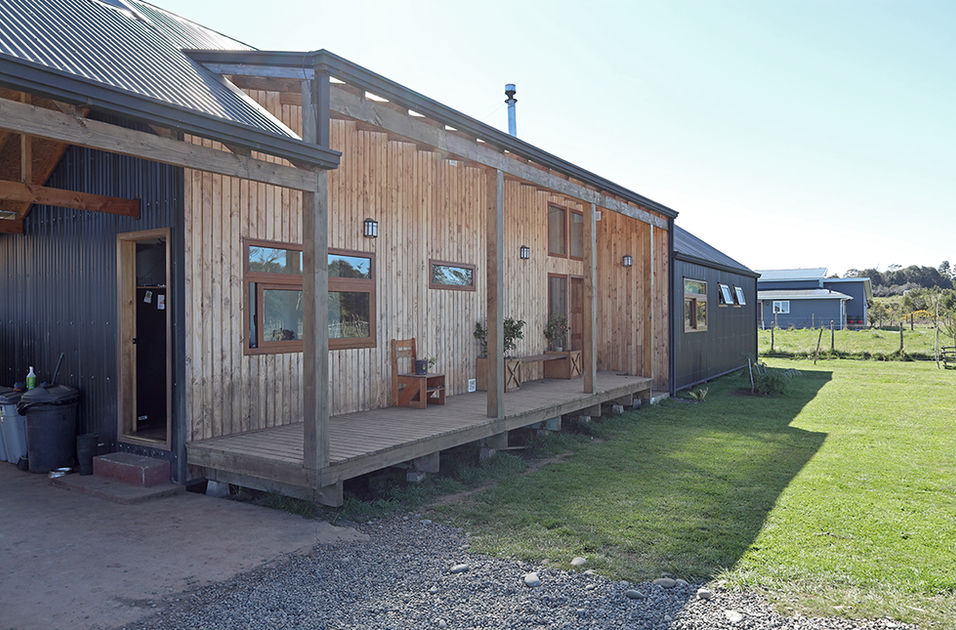 Terraza techada Fachada principal Casa AM, Chiloe, Ignacio Pizarro Arquitecto