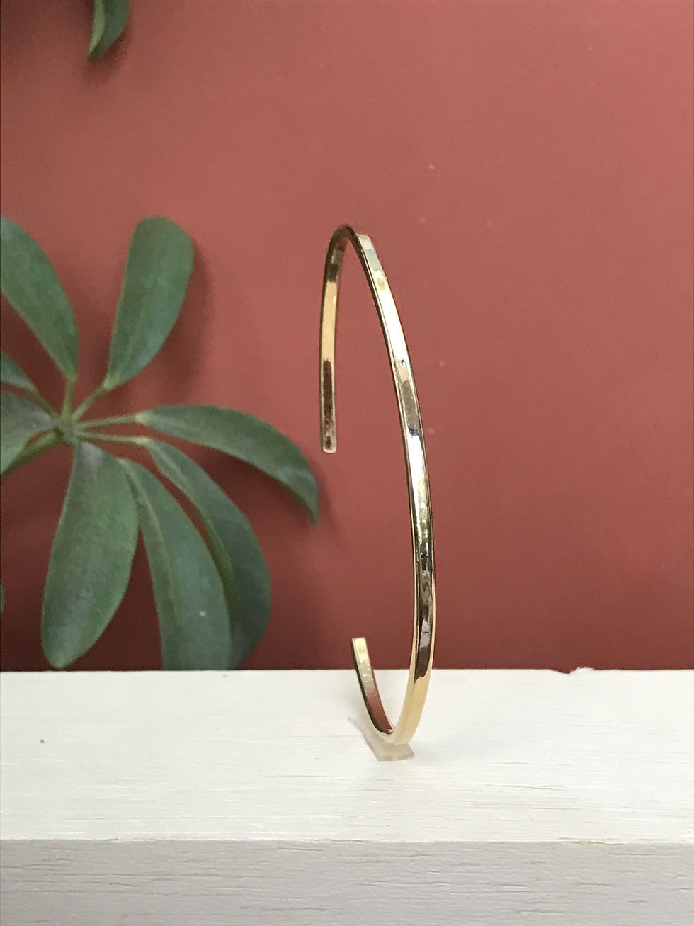 bracelet demi jonc caroual laiton doré à l'or 14 carats recyclé laminé, bijou éthique écoresponsable, simplicité