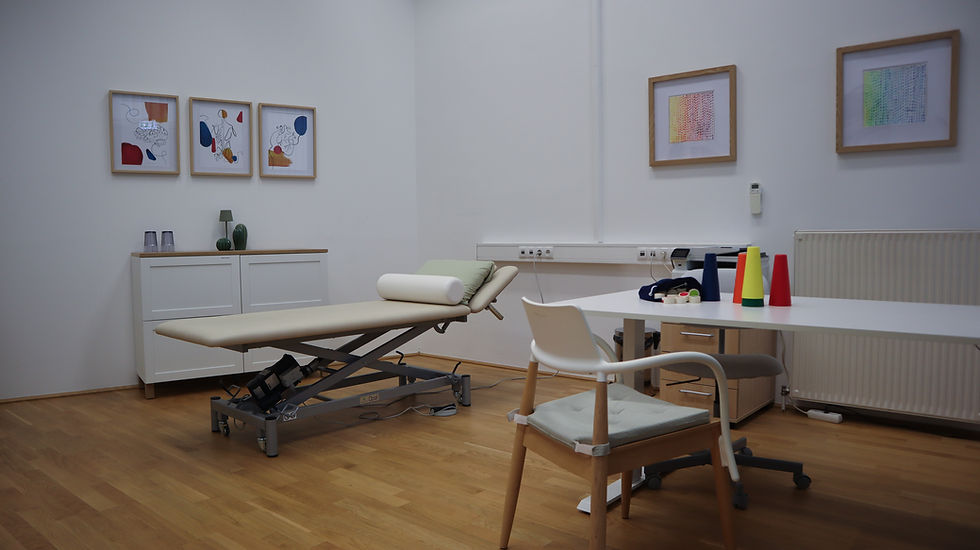Therapieraum mit Therapieliege und einem Tisch auf dem Therapiematerial liegt.