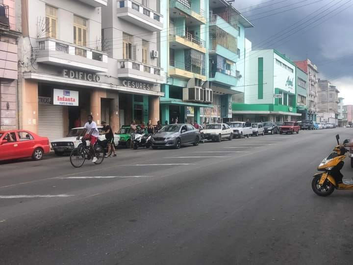 Enorme fila para comprar combustible en La Habana