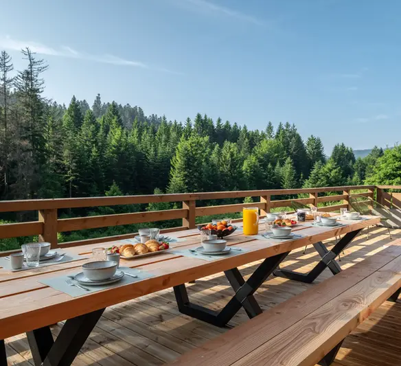 Repas en terrasse avec vue forêt – chalet Vosges Forest Lodge