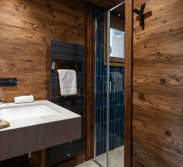 Salle de bain Bleuet – chalet luxe Vosges avec douche ou baignoire
