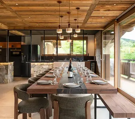 Grande table du Forest Lodge pour un séjour en groupe près de Gérardmer