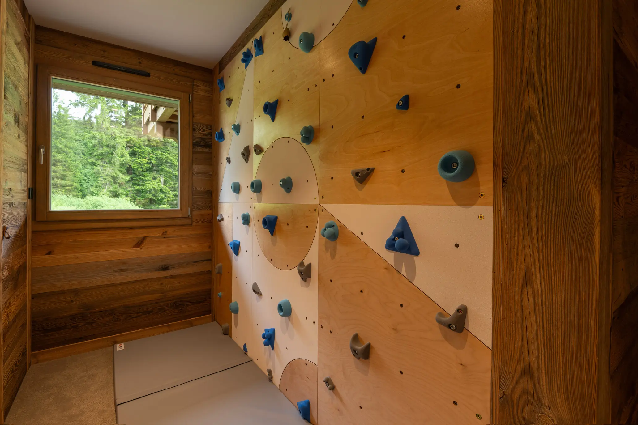 Activités familiales au Forest Lodge : mur d’escalade, toboggan intérieur et terrain de pétanque dans les Vosges