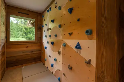 Mur d'escalade dans le dortoir du Forest Lodge, chalet d'exception dans les Vosges