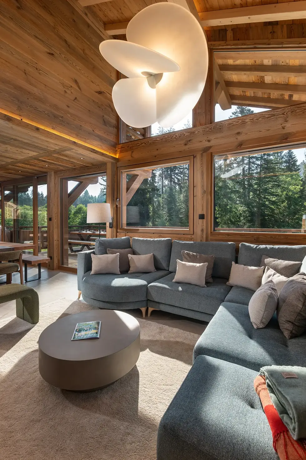 Salon lumineux du Forest Lodge avec vue sur la forêt dans les Vosges