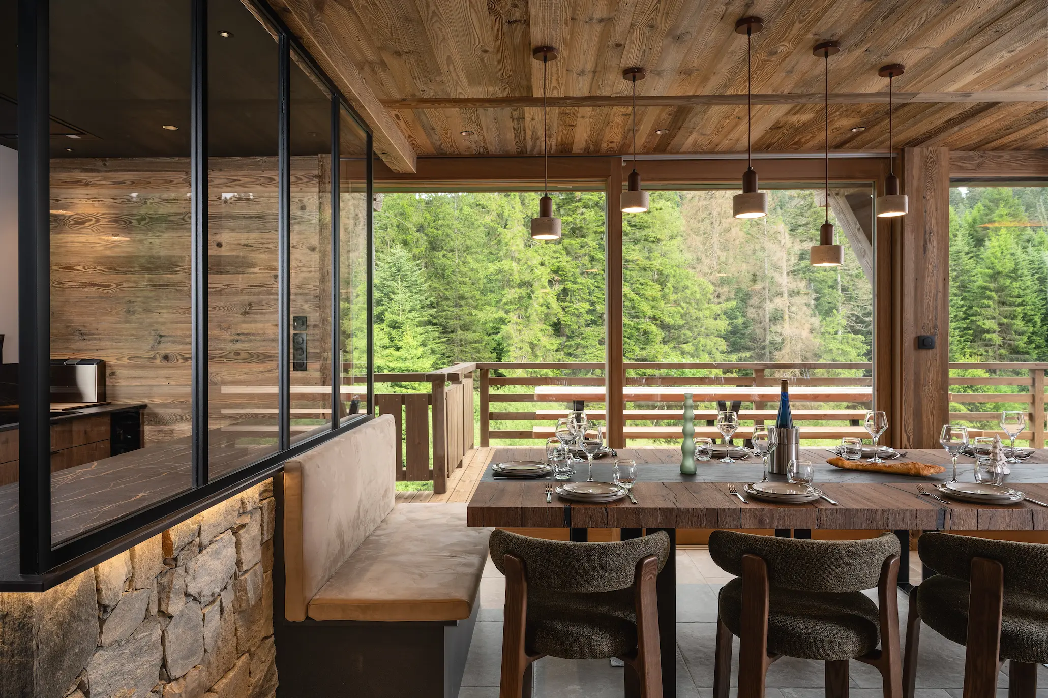 Salon séjour cocooning vue forêt du forest lodge