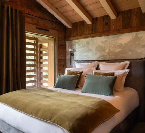 Suite Gentiane – lit double design dans chalet luxe à Gérardmer