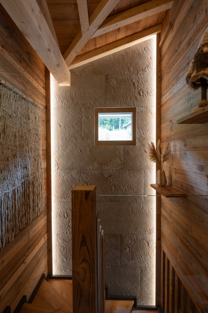 Feuille de pierre Blanco avec éclairage LED dans une montée d’escalier