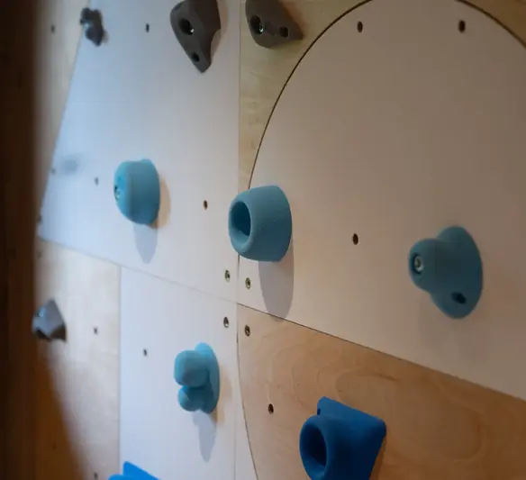 Détail du dortoir secret – chalet luxe Vosges avec zoom sur mur d’escalade