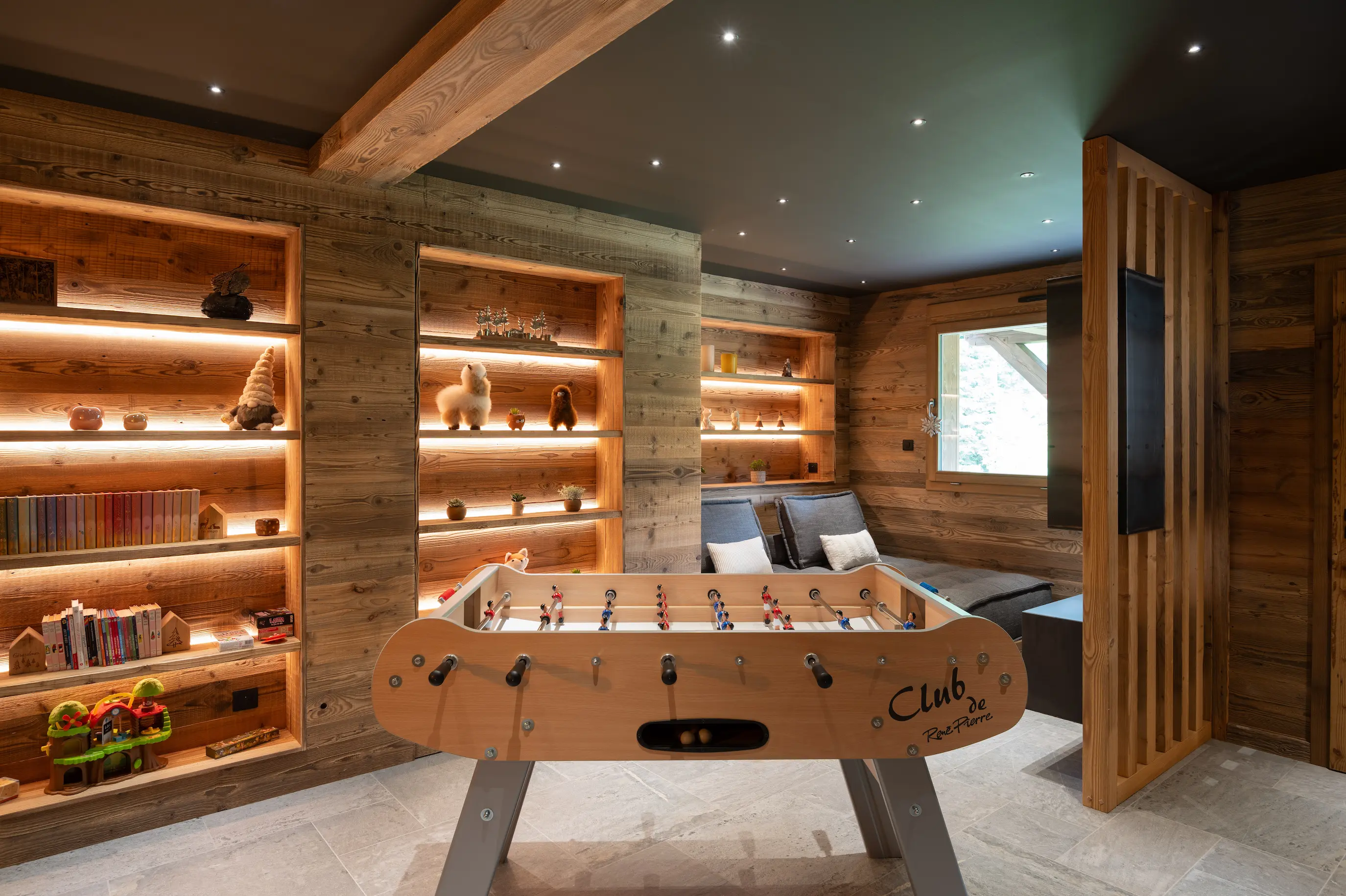 Activités familiales au Forest Lodge : mur d’escalade, toboggan intérieur et terrain de pétanque dans les Vosges