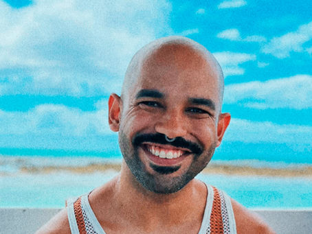 O artista GLEYSON BORGES, também conhecido como A COISA FICOU PRETA