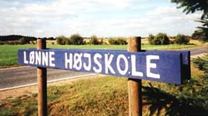 loenne-hoejskole-skilt.jpg