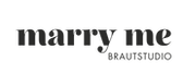 schwarzes Logo auf durchsichtigem Hintergrund. In Bold "marry me" und darunter rechts versetzt "BRAUTSTUDIO"