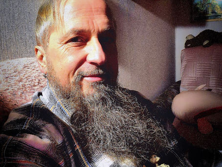 Miasto, wersy, codzienność – pogadanka z poetą z Torunia