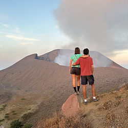 Una pareja con un momento único en el volcán telica