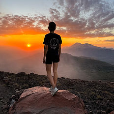 Persona posando en el atardecer del volcan Telica