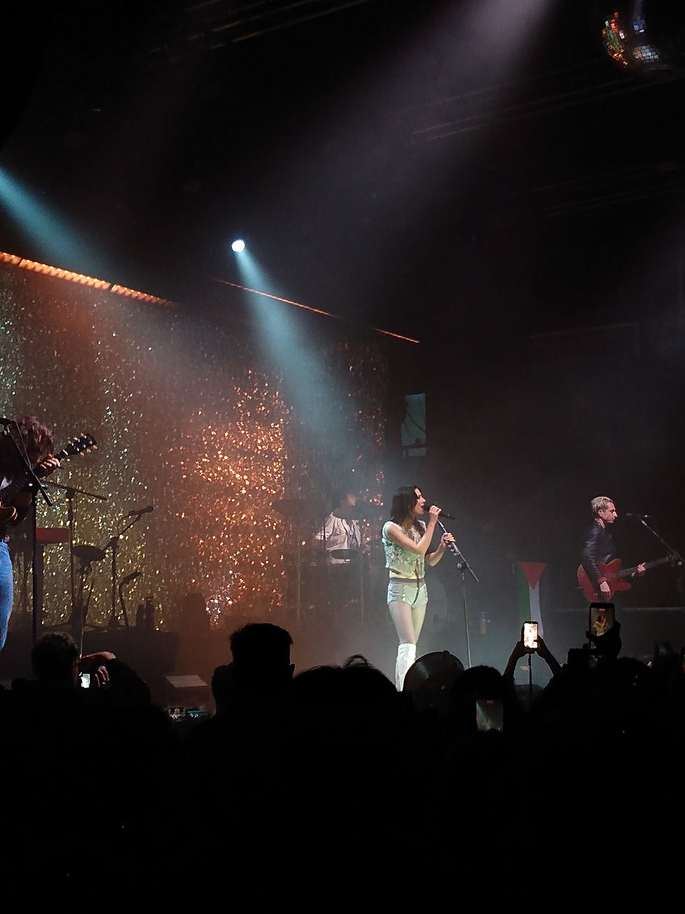 Glamour en la inmensidad: Wolf Alice en C Art Media