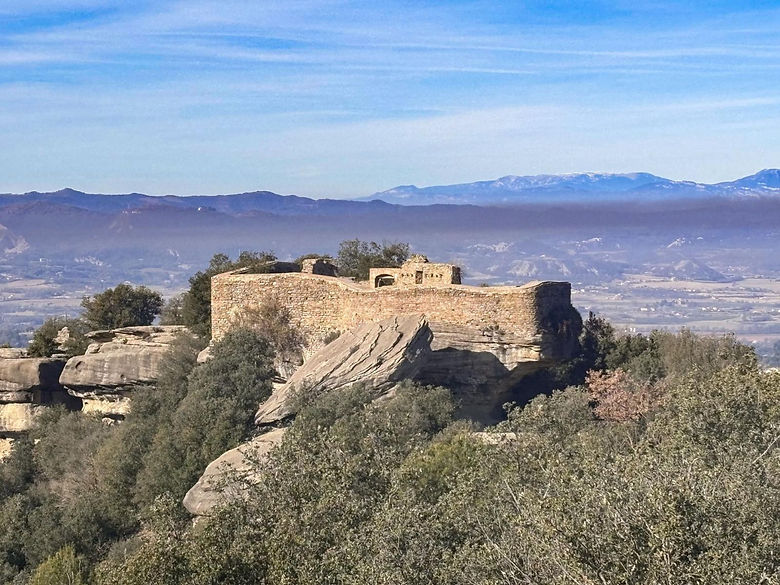 Castell Taradell_edited.jpg
