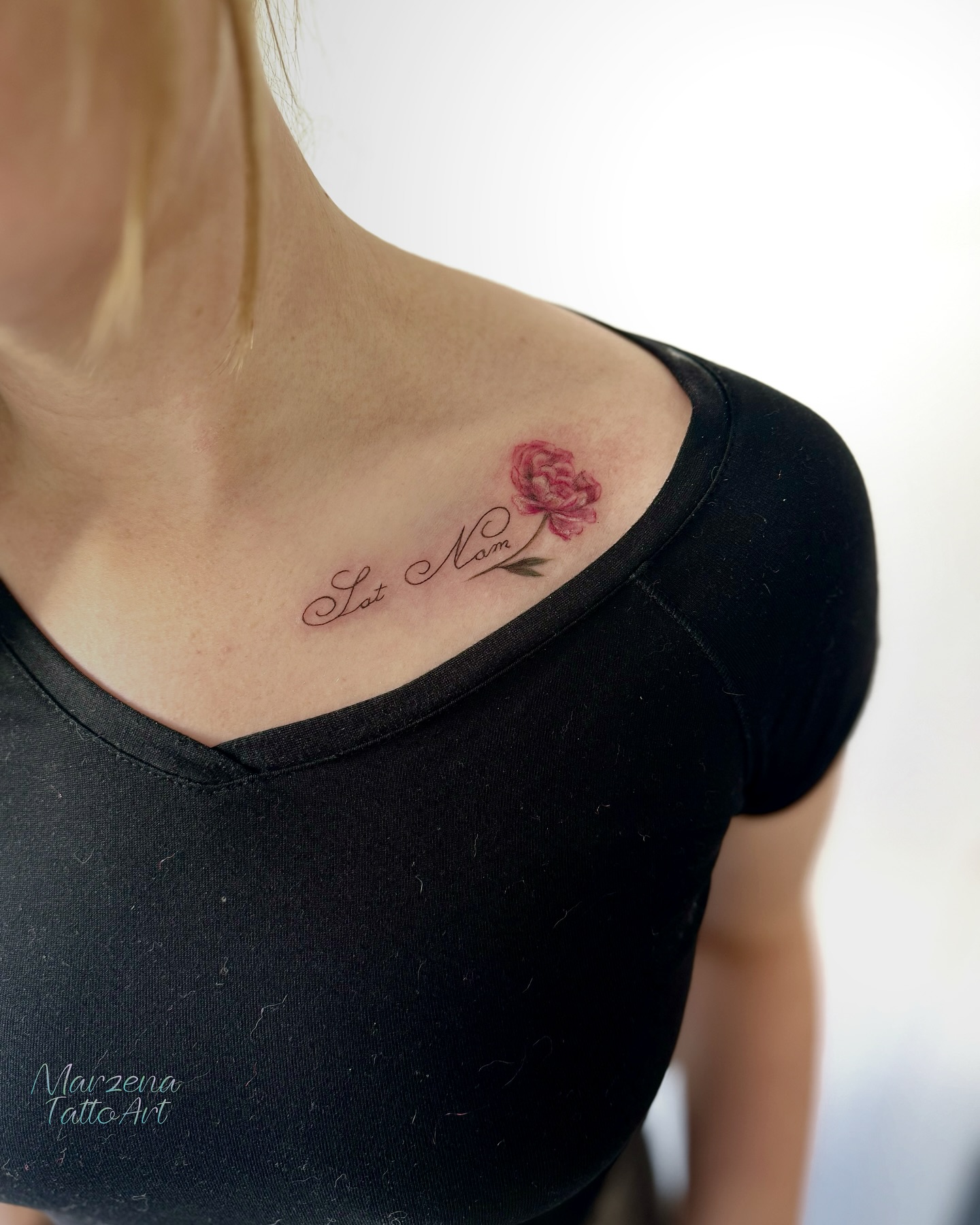 Kolorowy tatuaż kwiatowy