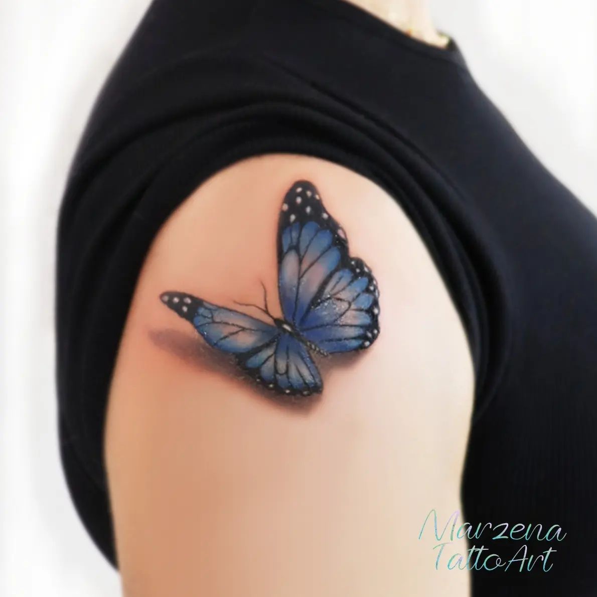 Tatuaż geometryczny na ramieniu