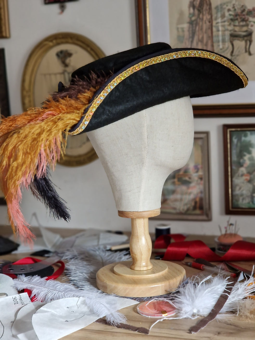 Tricorne 1770 en feutre noir , sequins dorés et plumes de couleur en profil droit
