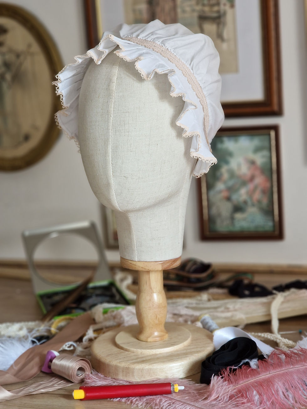 Charlotte pour femme 18e siècle blanche à dentelle rose. Vue de 3/4 face