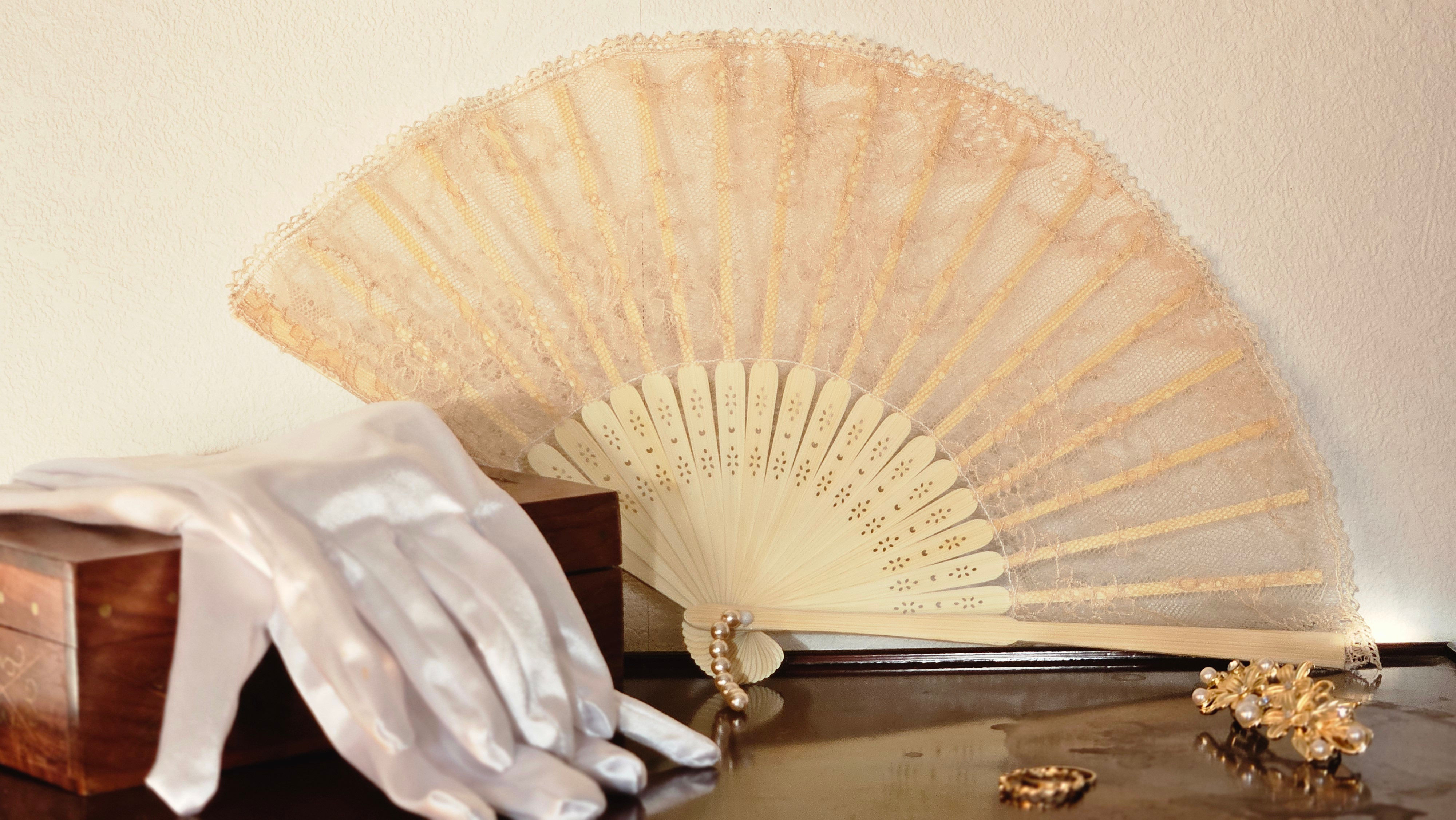 L’éventail en dentelle de la Comtesse d’Aubépine