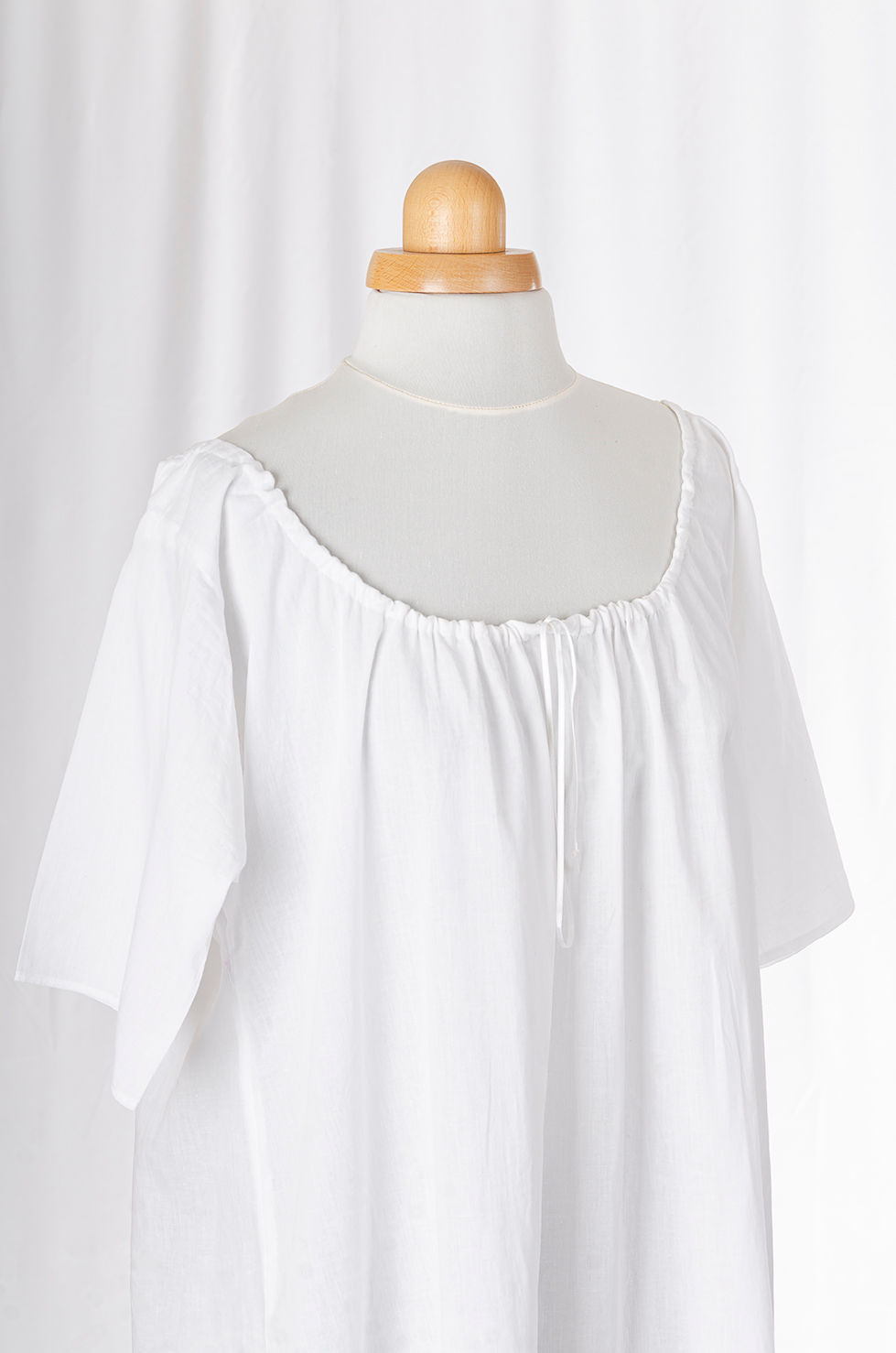 Chemise pour femme 18e siècle blanche gros plan sur décolleté rond vue de 3/4 face