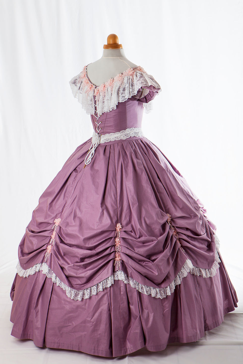 Robe de bal 1860 en satin de coton parme et dentelles. Vue de dos