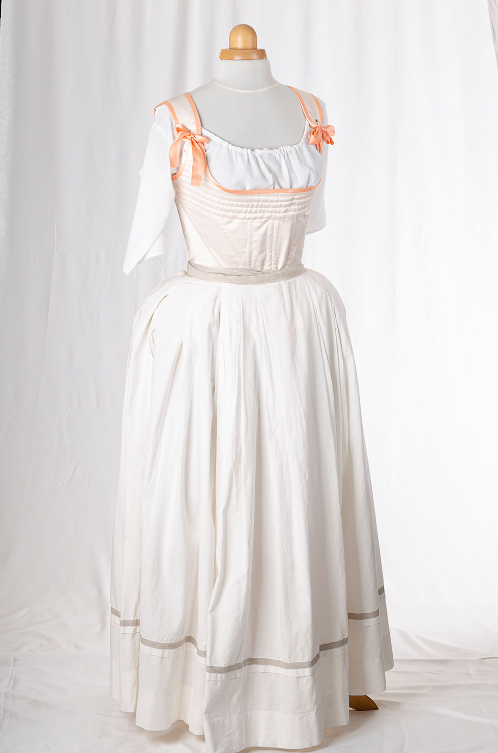 Sous vêtements 18e siècle avec corset beige, chemise en coton blanc et jupon blanc et beige