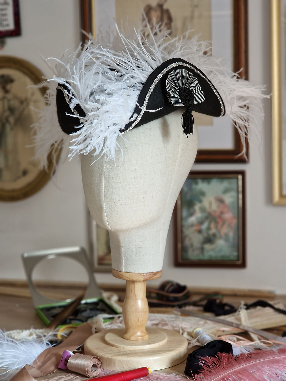 Tricorne 18e siècle pour femme noir avec plumes blanches et cocarde vue de face