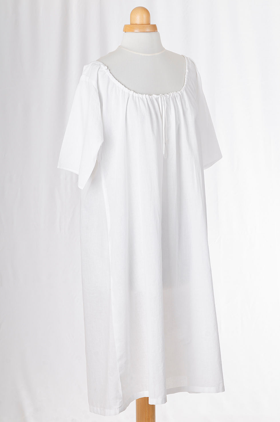 Chemise pour femme 18e siècle blanche vue de 3/4 face