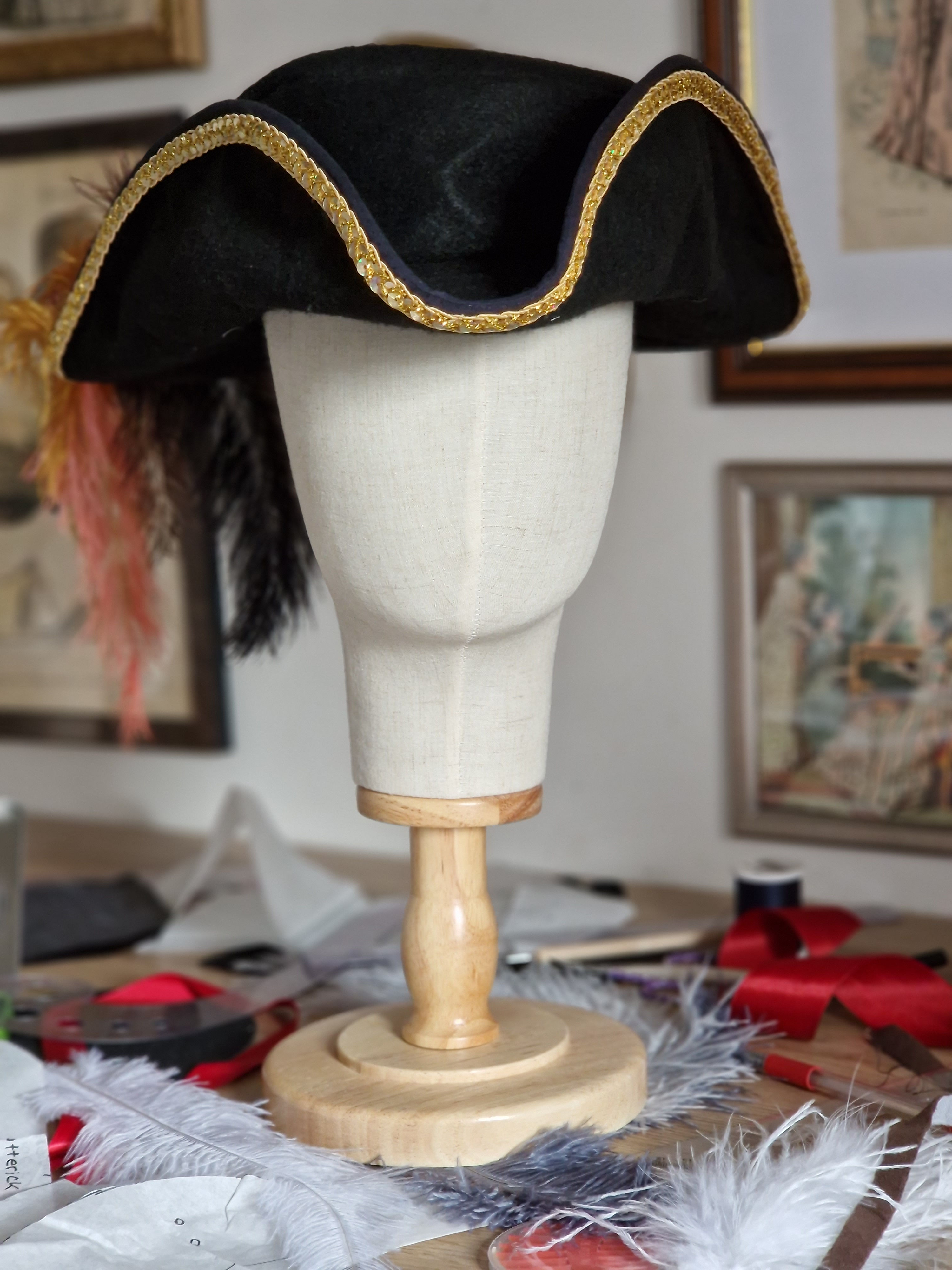 Tricorne 1770 en feutre noir , sequins dorés et plumes de couleur de face