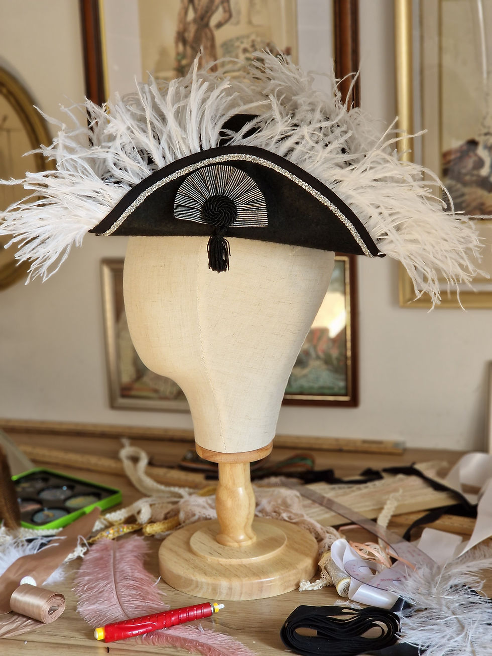 Tricorne 18e siècle pour femme noir avec plumes blanches et cocarde vue de profil