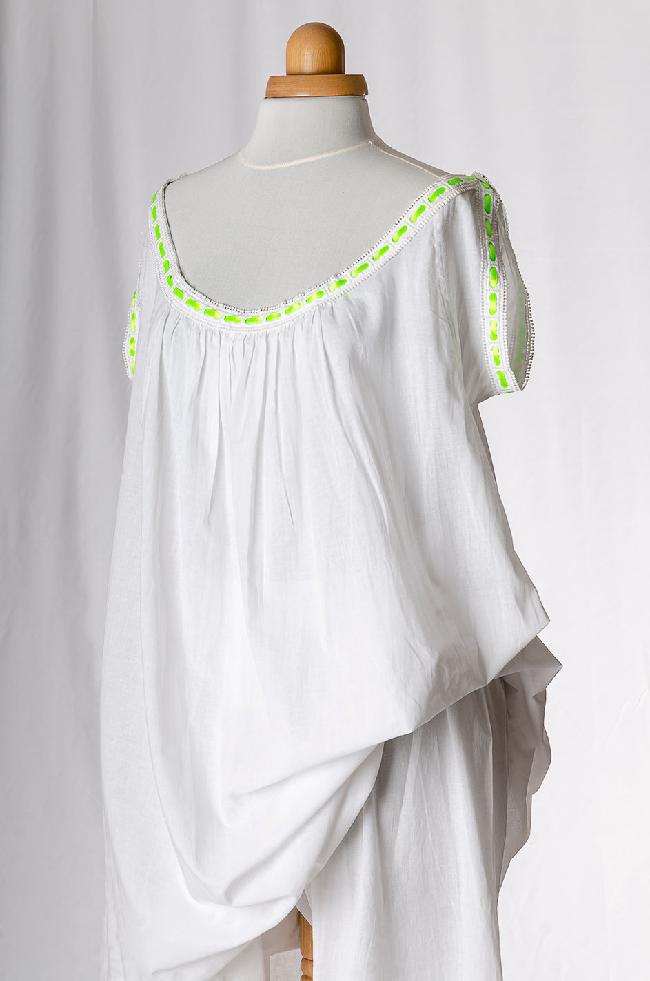 Chemise à porter sous corset pour le bal en coton à bordure de dentelle anglaise et ruban de satin vert. Vue de face