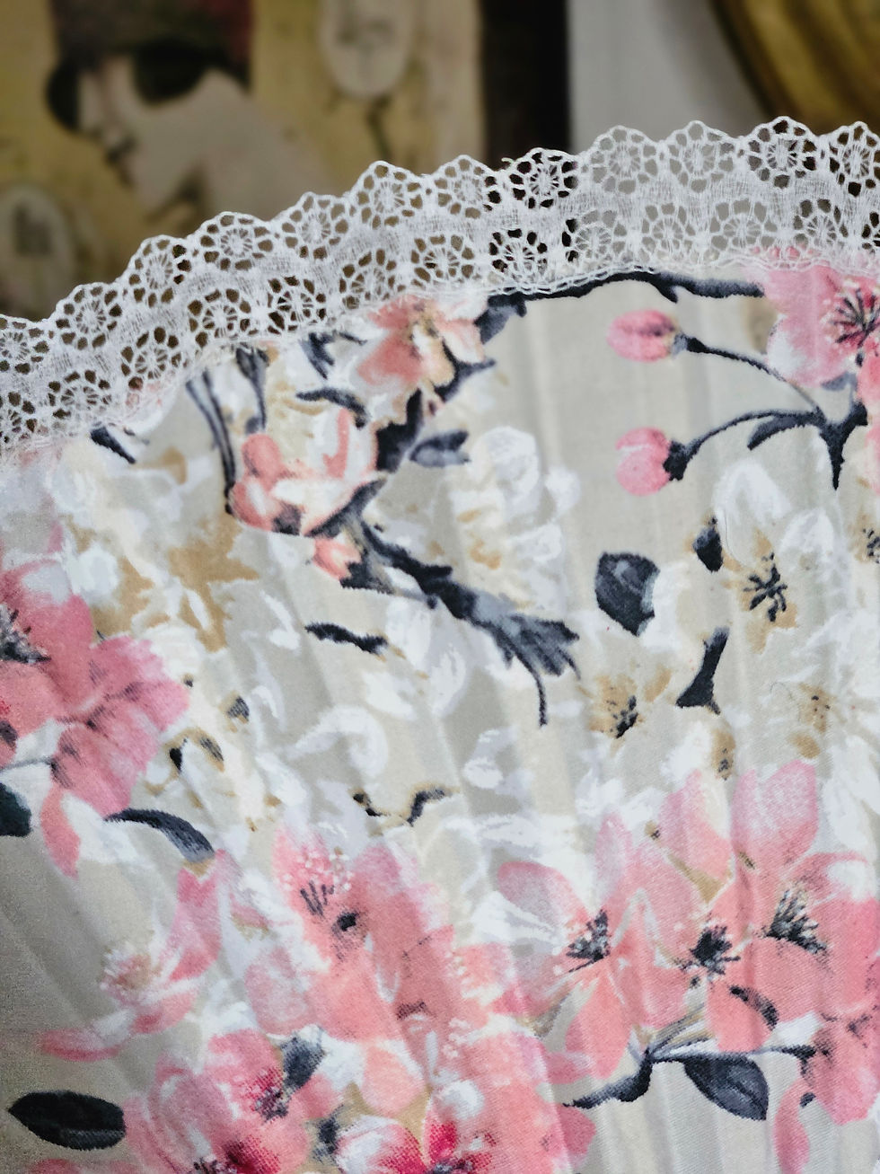 Miniature : Eventail en satin de coton à fleurs roses et blanches sur fond beige. Détail de la bordure en dentelle.