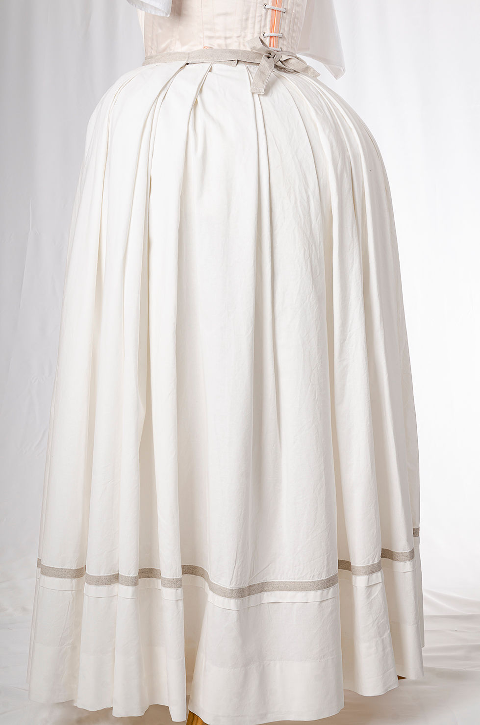 Jupon de marquise 18e siècle en coton blanc et rubans beiges vue de dos