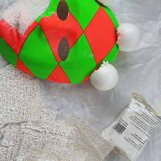 תהליך יצירה של מסיכה עם תחבושות גבס