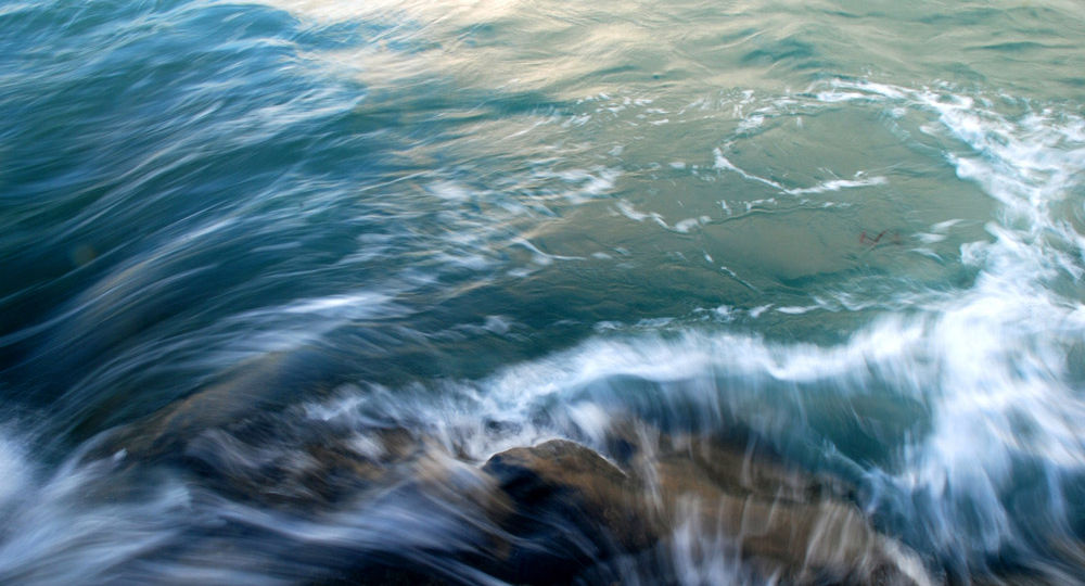 Vagues contre les rochers