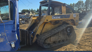 DEERE CT323 SKID STEER