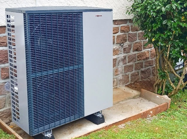 Pompe à chaleur air-eau Delcambre assurant le confort thermique d’une maison en Corrèze